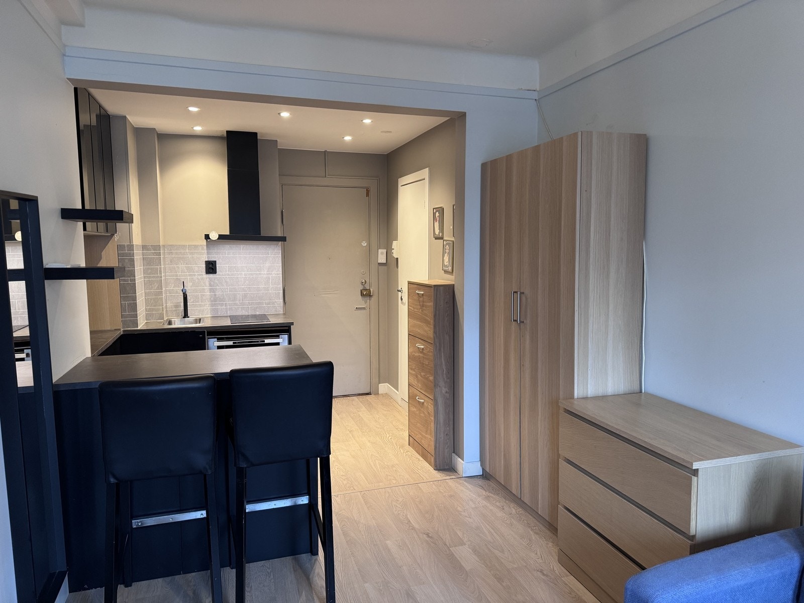 Arealeffektiv 1 roms leilighet med varmtvann og fyring inkludert. Galleribilde