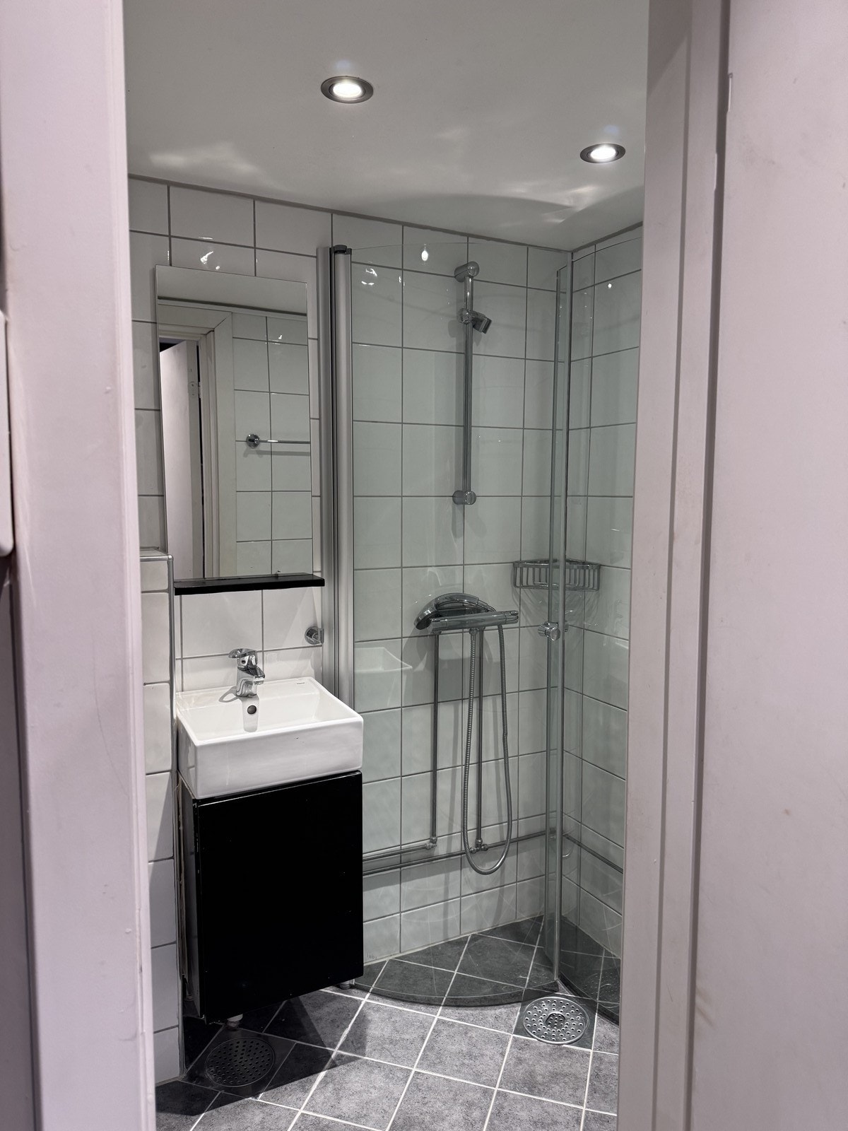 Flislagt bad med downlights i tak Galleribilde