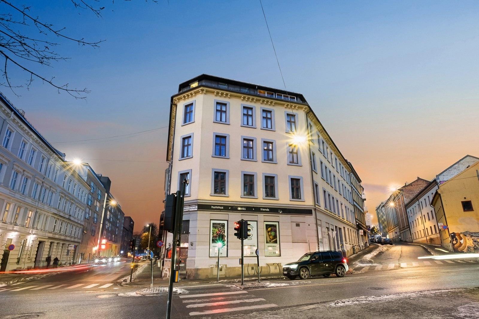Fasade. I nærområdet finnes alt av servicetilbud og fasiliteter, og det er kun to minutters gange til busstopp med bl.a. linje 21, 34 og 54 Galleribilde