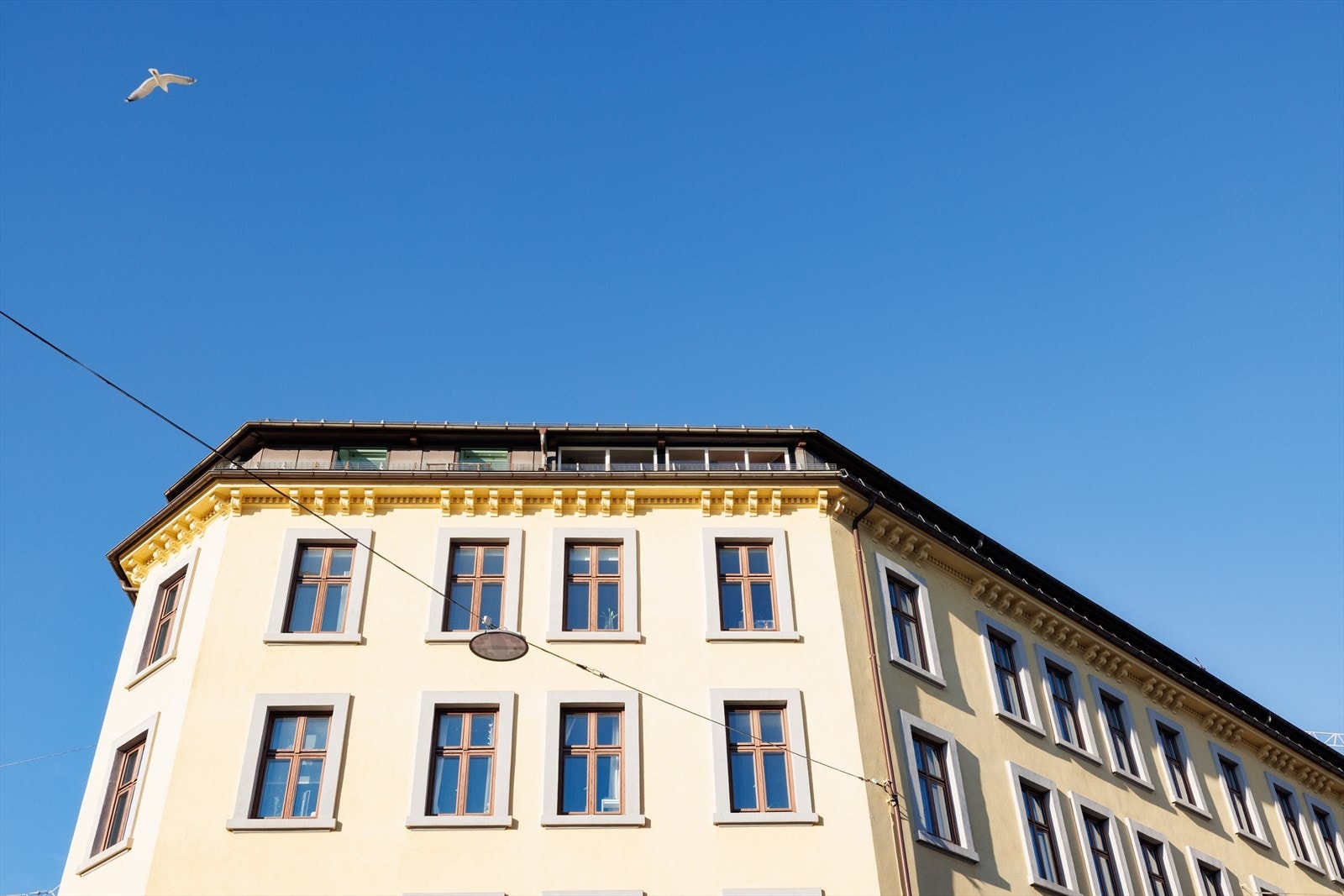 Leiligheten har en usjenert beliggenhet i byggets toppetasje med flott utsikt Galleribilde