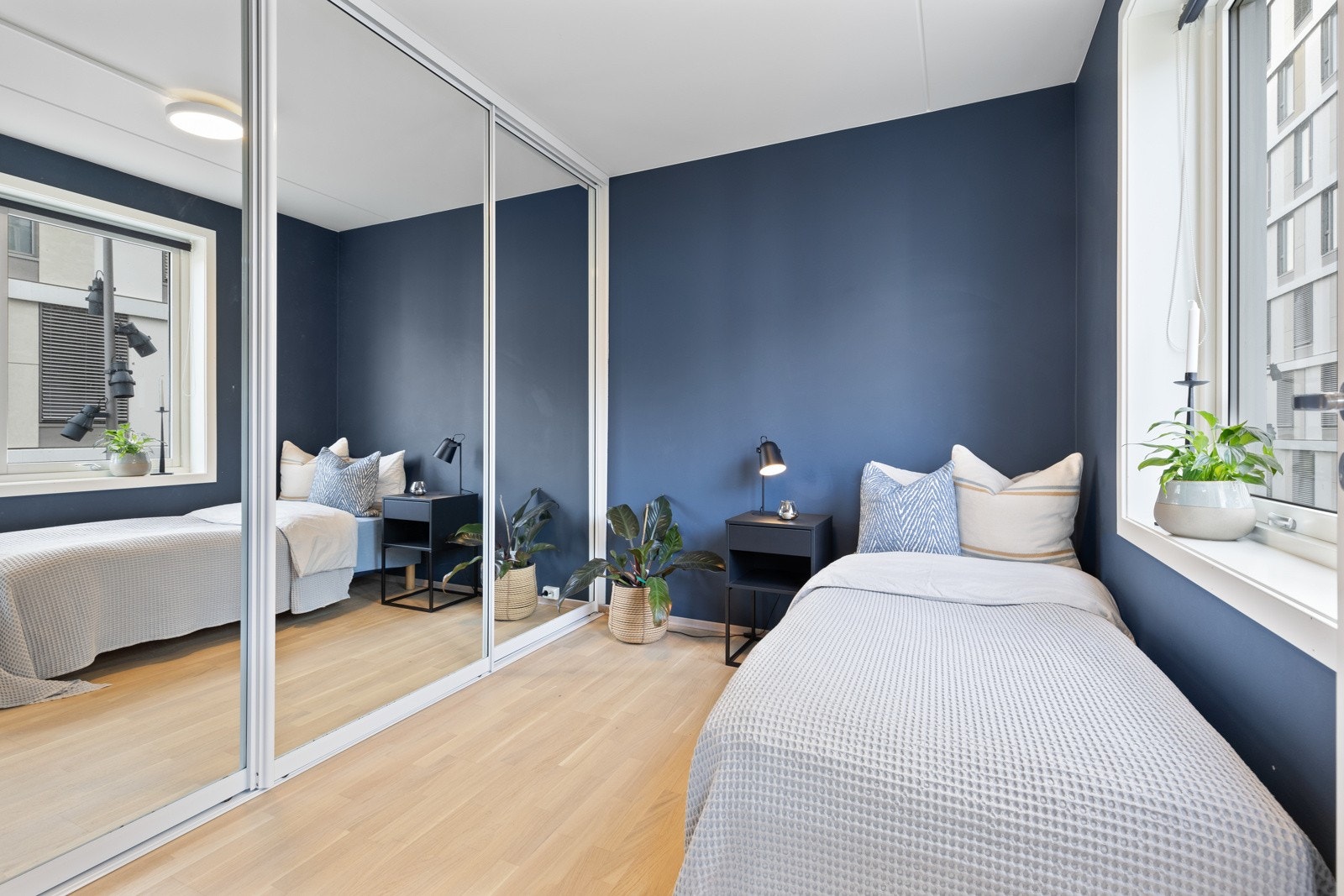 Leiligheten har et meget tiltalende soverom, av samme gode kvalitet og standard som resten av leiligheten. Det er satt inn en stilren skyvedørsgarderobe i vegg. Galleribilde