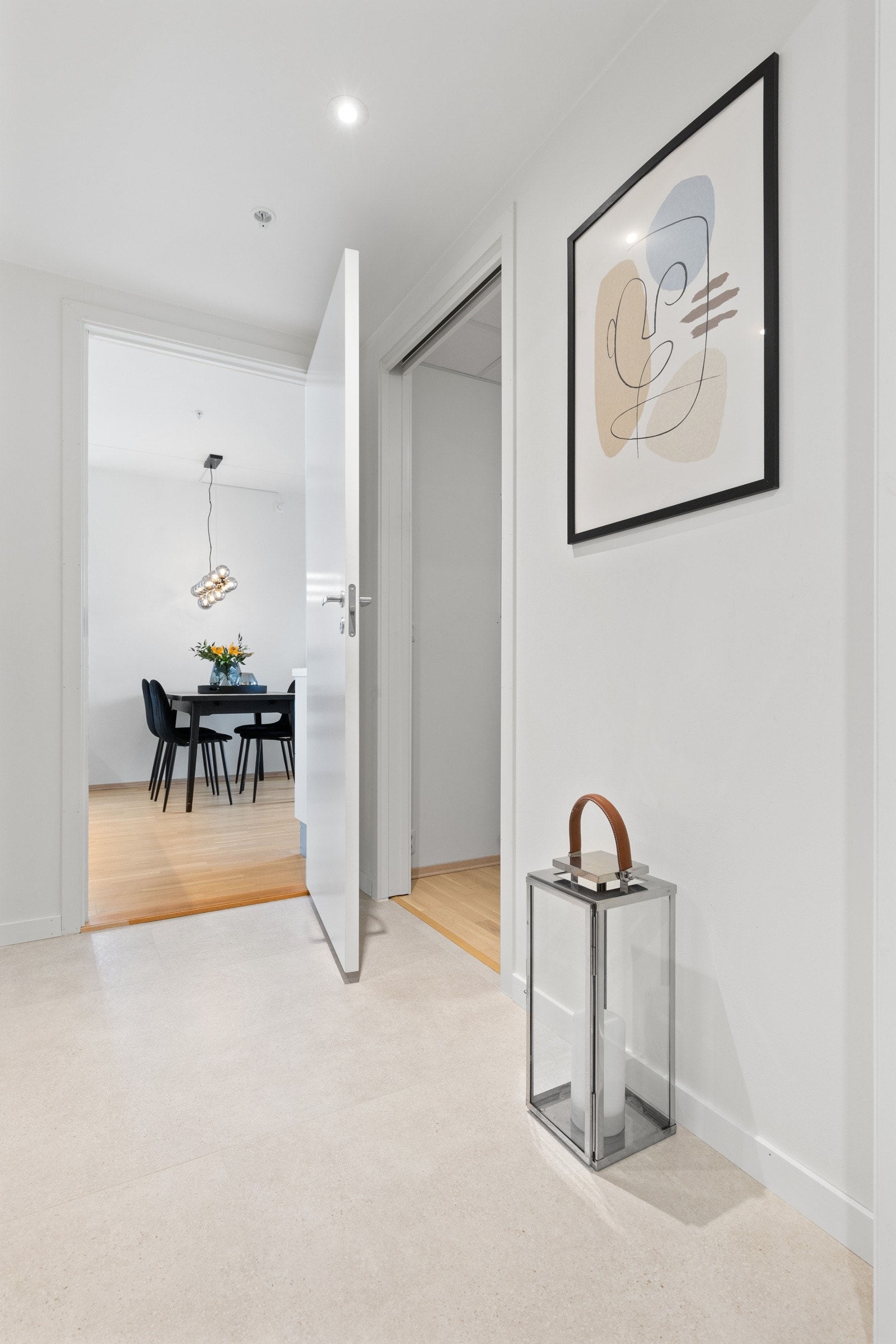 Det er montert downlights i himlingen. Galleribilde