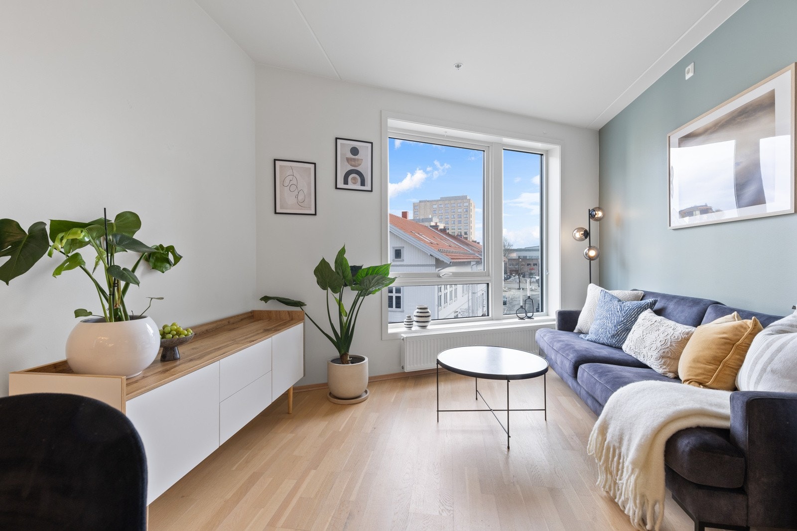 Den åpne stuen fremstår som meget innbydende i lyse, delikate fargevalg. Galleribilde