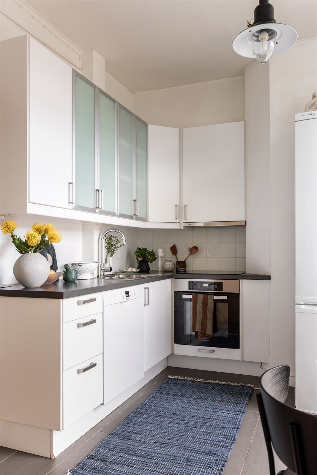 Et funksjonelt kjøkken med smart planløsning og rikelig oppbevaringsplass Galleribilde