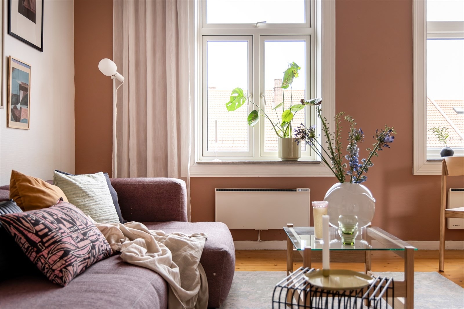 Stuen har en romslig og fin planløsning, med god plass til sofa, spisebord og annet ønsket møblement Galleribilde