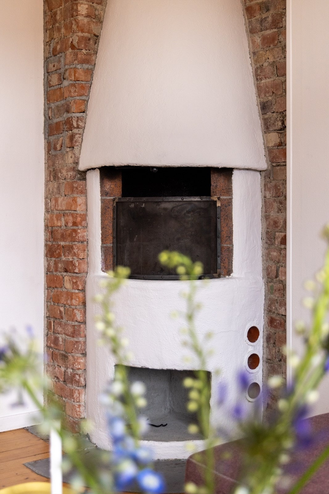 I hjørnet av rommet er det en flott peisovn som varmer godt på kalde dager Galleribilde