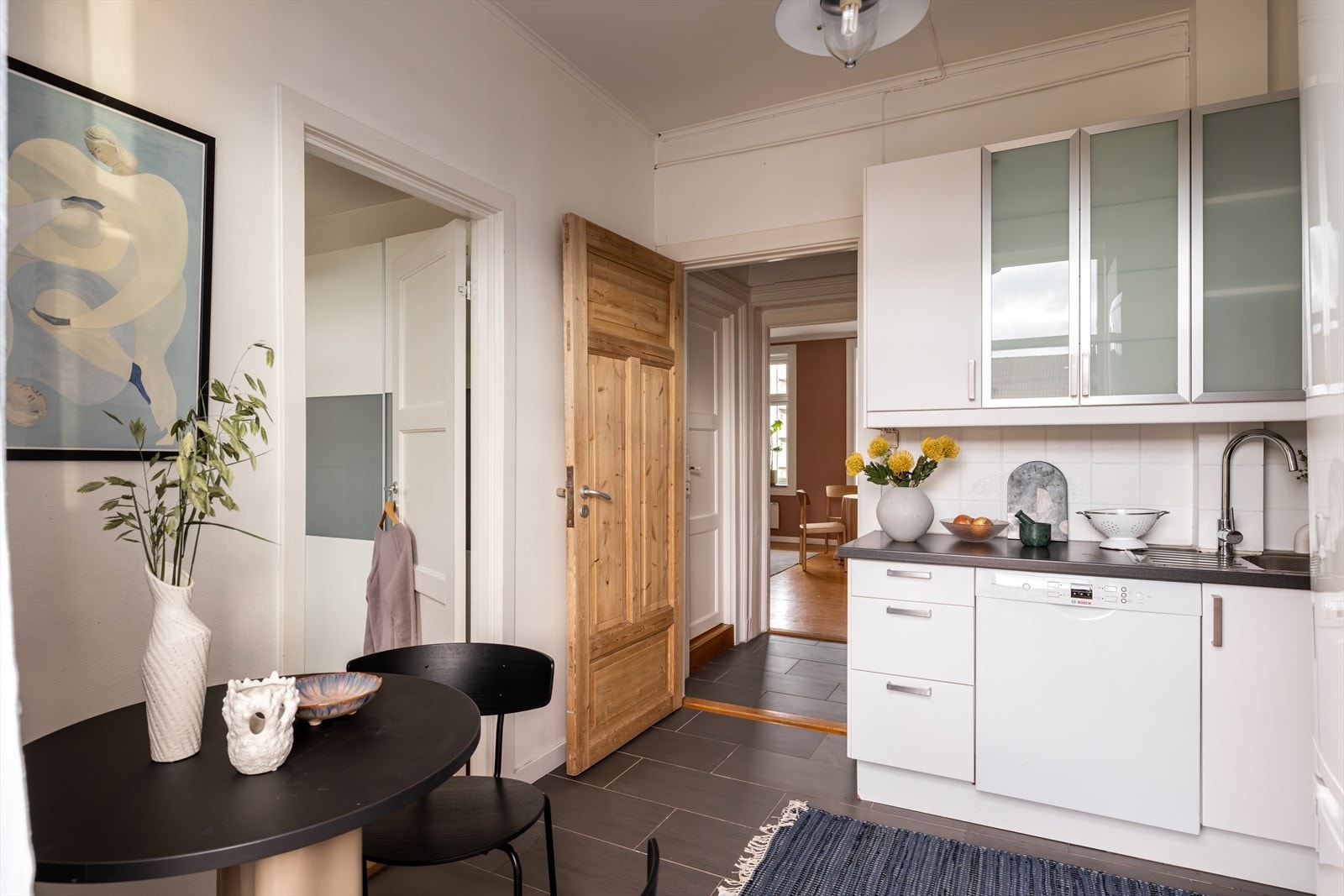 Kjøkkenet er utstyrt med integrert komfyr, platetopp og oppvaskmaskin, samt plass til et frittstående kjøle-/fryseska Galleribilde