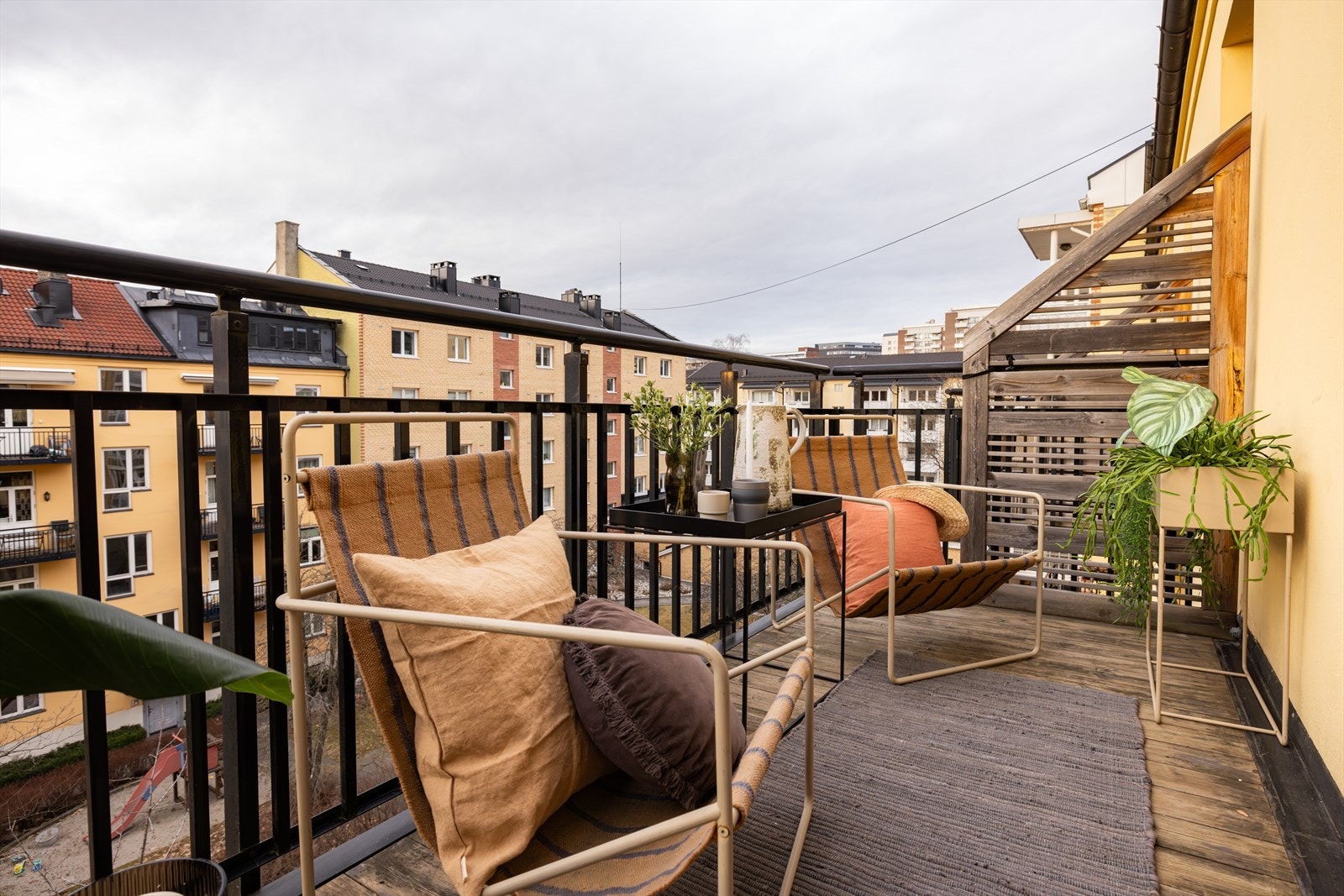 Solrik, vestvendt balkong på 5 m² med plass til ulike utemøbler Galleribilde