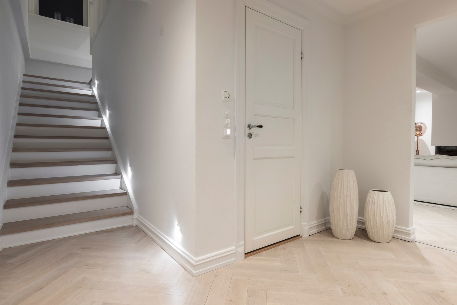 Interntrappen mellom etasjene har belysning. Galleribilde