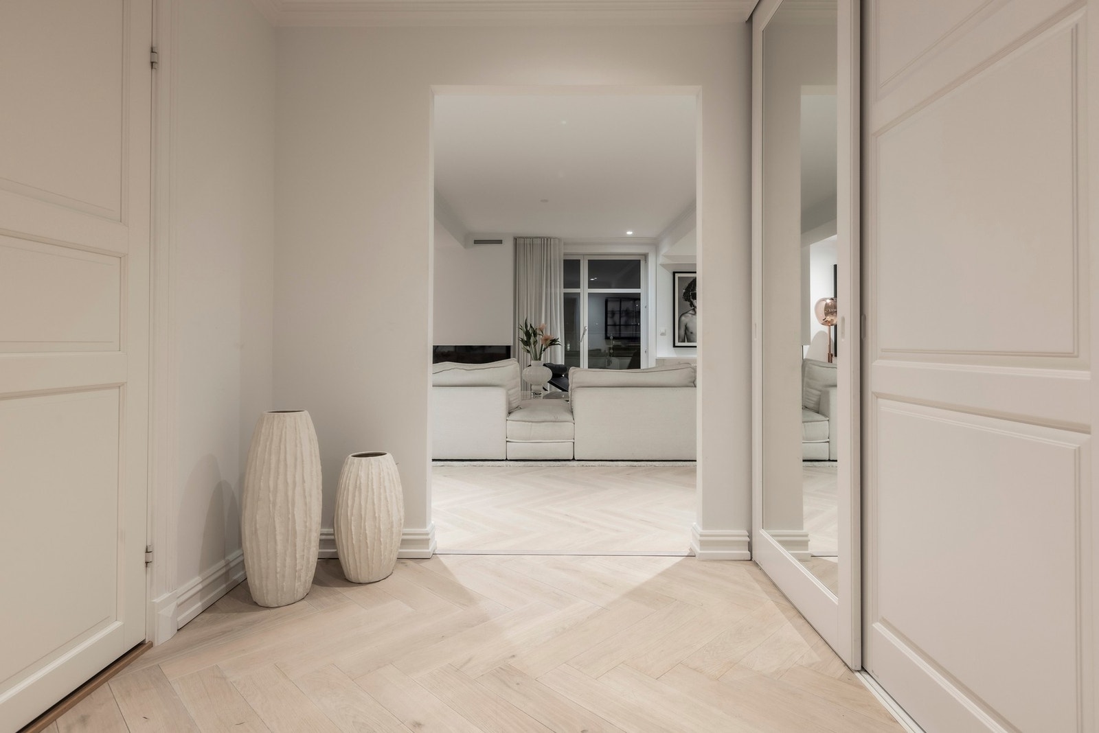 Leiligheten har entré i hver etasje, med en luftig hovedentré i åttende etasje. Galleribilde