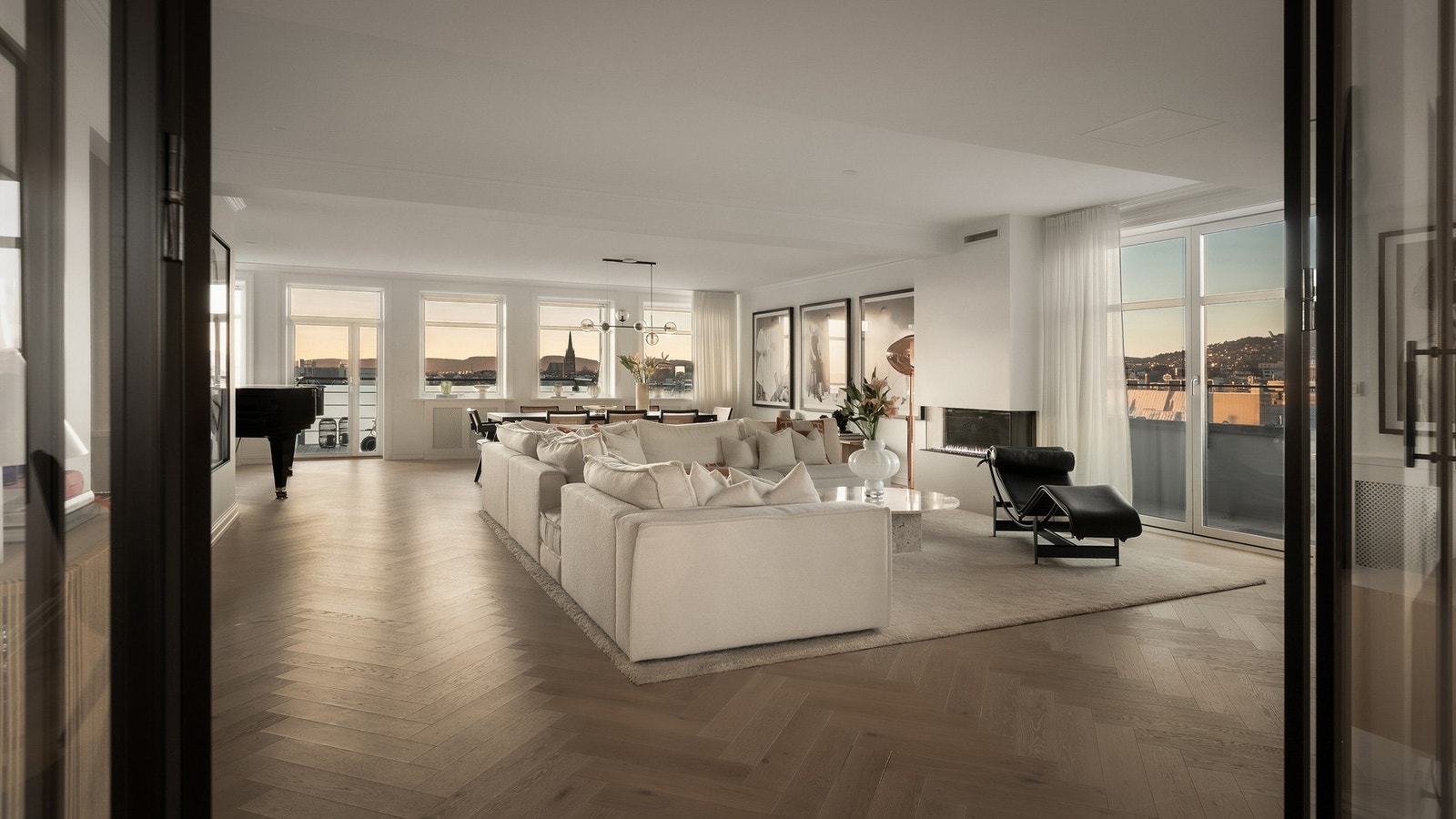 Stuen er innbydende med et klassisk design, men viser også karakter med pent listverk, dragere og downlights. Galleribilde