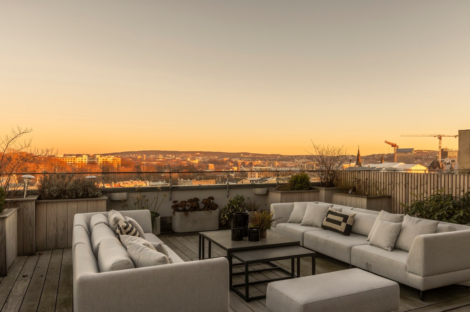 Hver etasje har to balkonger og i åttende etasje er det i tillegg en herlig takterrasse på ca. 65 kvm. Galleribilde