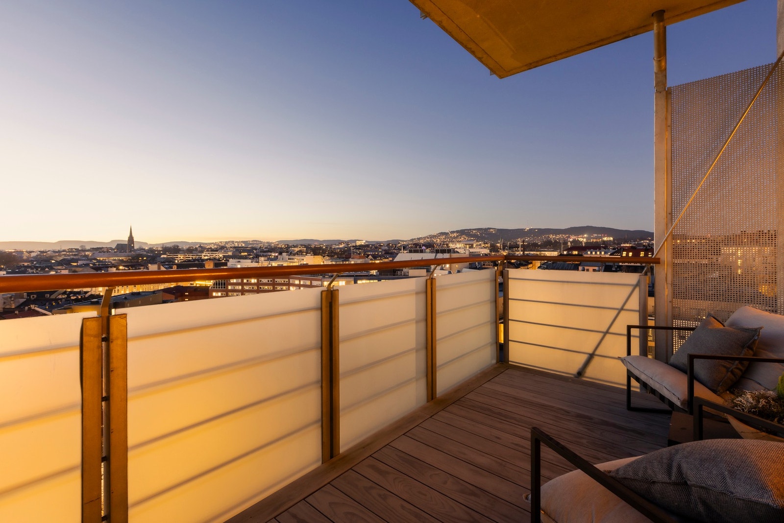 Fra det arealet av stuen som i dag utgjør spisestuen, er det en vestvendt balkong. Galleribilde