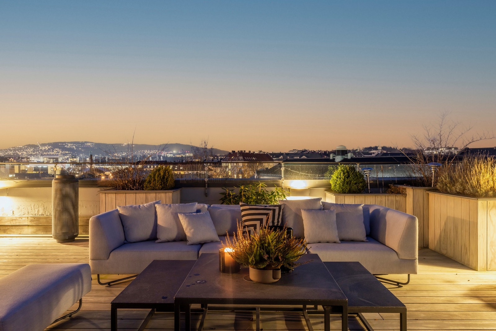 Solen skinner uhindret på takterrassen store deler av dagen. Galleribilde