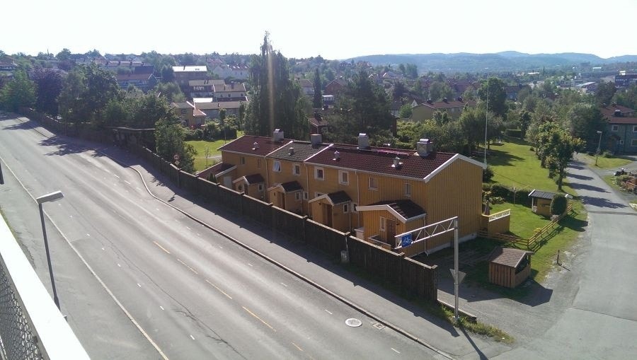 Oversiktsbilde. Nr. B er rekkehus nr. 2 fra høyre. Galleribilde