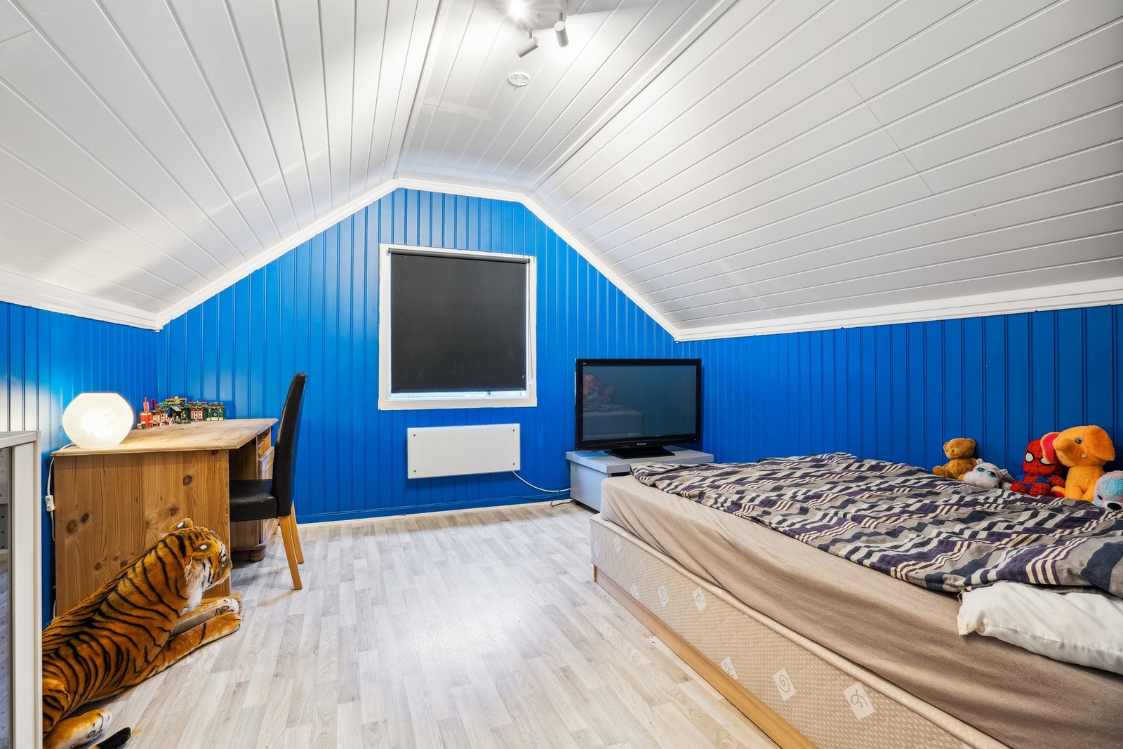 På loftet er det Trappegang, mellomgang, 2 soverom og loftstue. Galleribilde