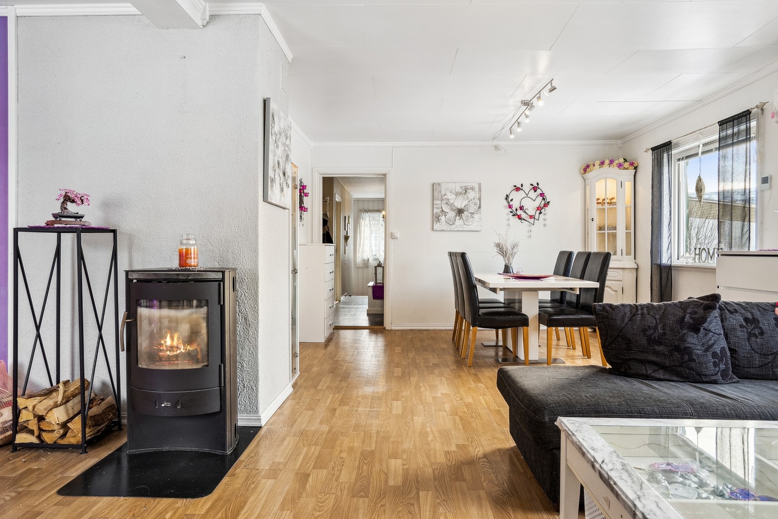 På stuen er det vedfyring og varmepumpe Galleribilde