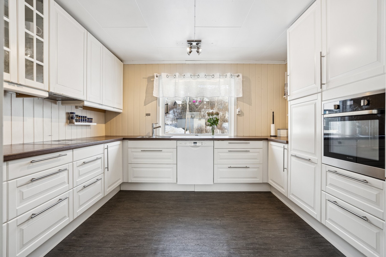 Kjøkkenet er anno 2012 og har godt med skap og benkeplass Galleribilde