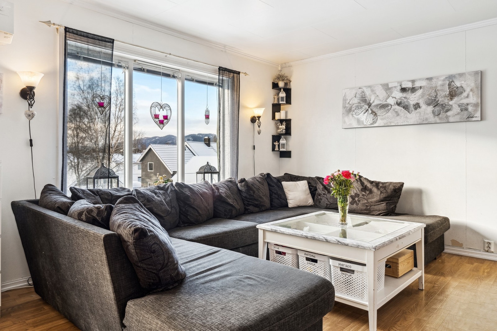 Boligen har en romslig stue Galleribilde