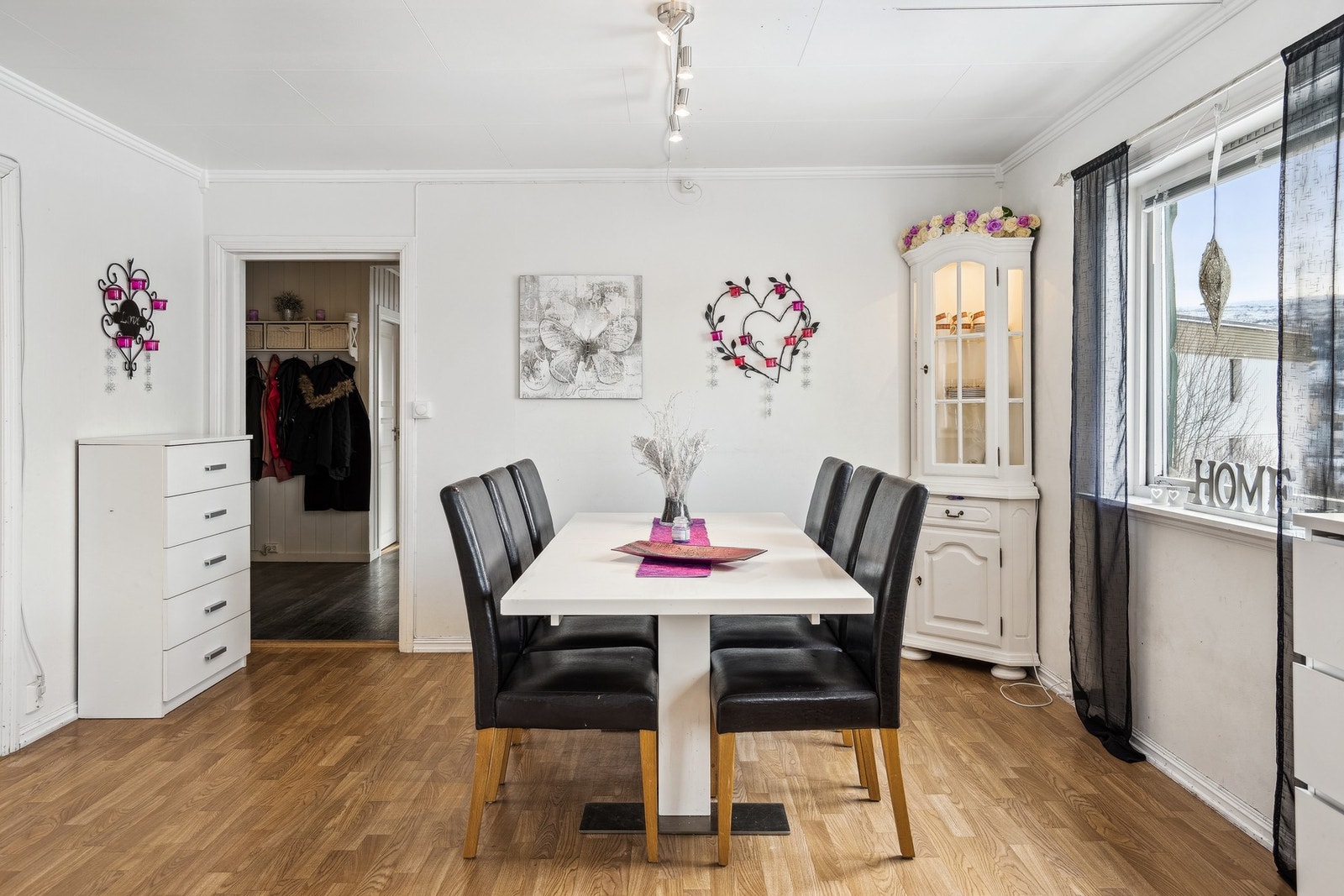 Denne delen av stuen brukes til spisestue i dag Galleribilde