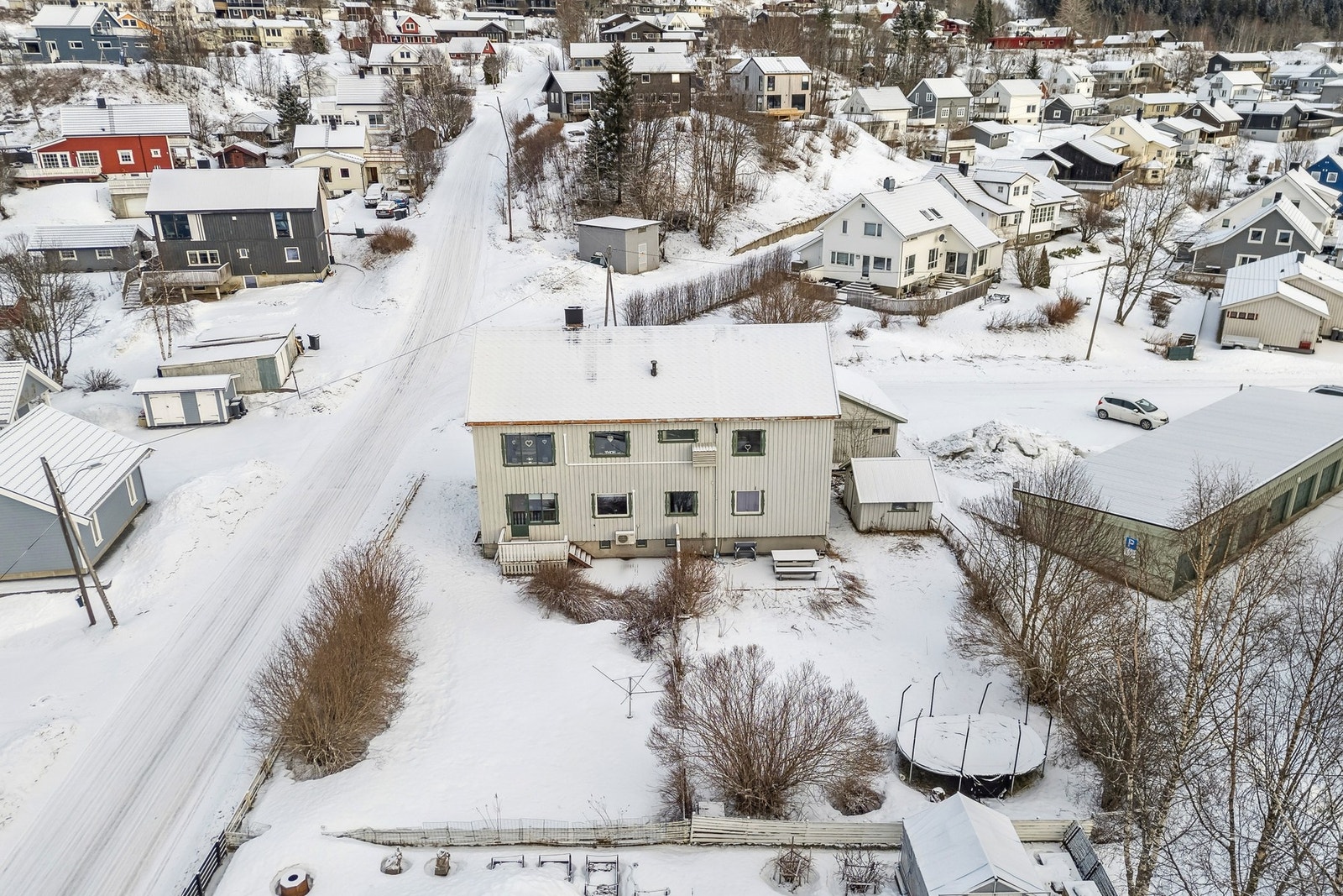 Dronebilde av boligen og nærområdet Galleribilde