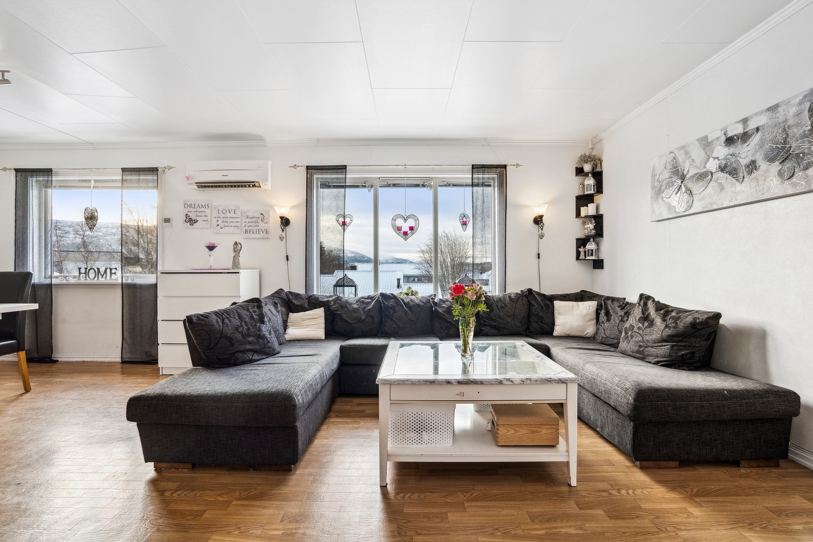 Stuen har mange møbleringsmuligheter Galleribilde