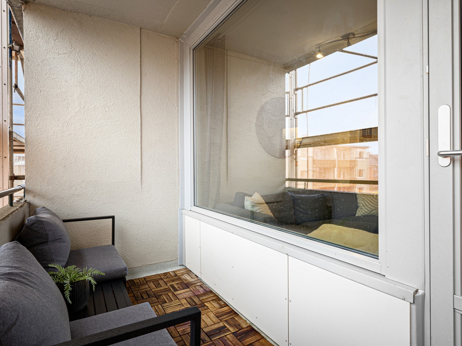 Solrik og overbygd balkong Galleribilde