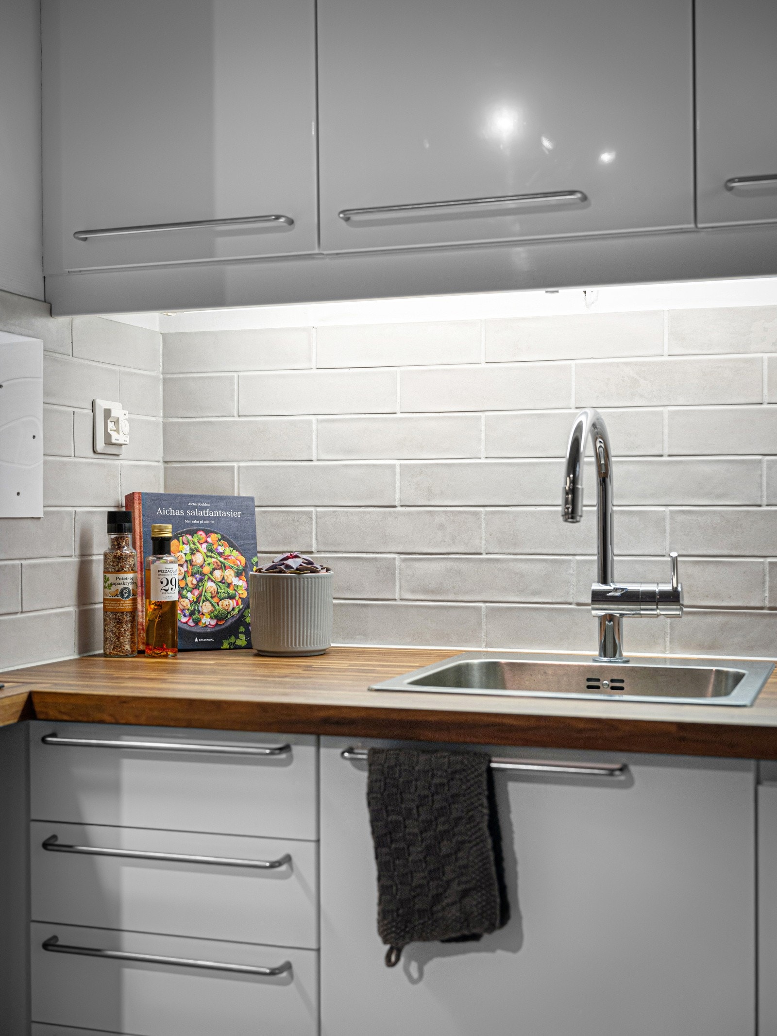 Pent kjøkken med nyere benkeplate og fliser Galleribilde