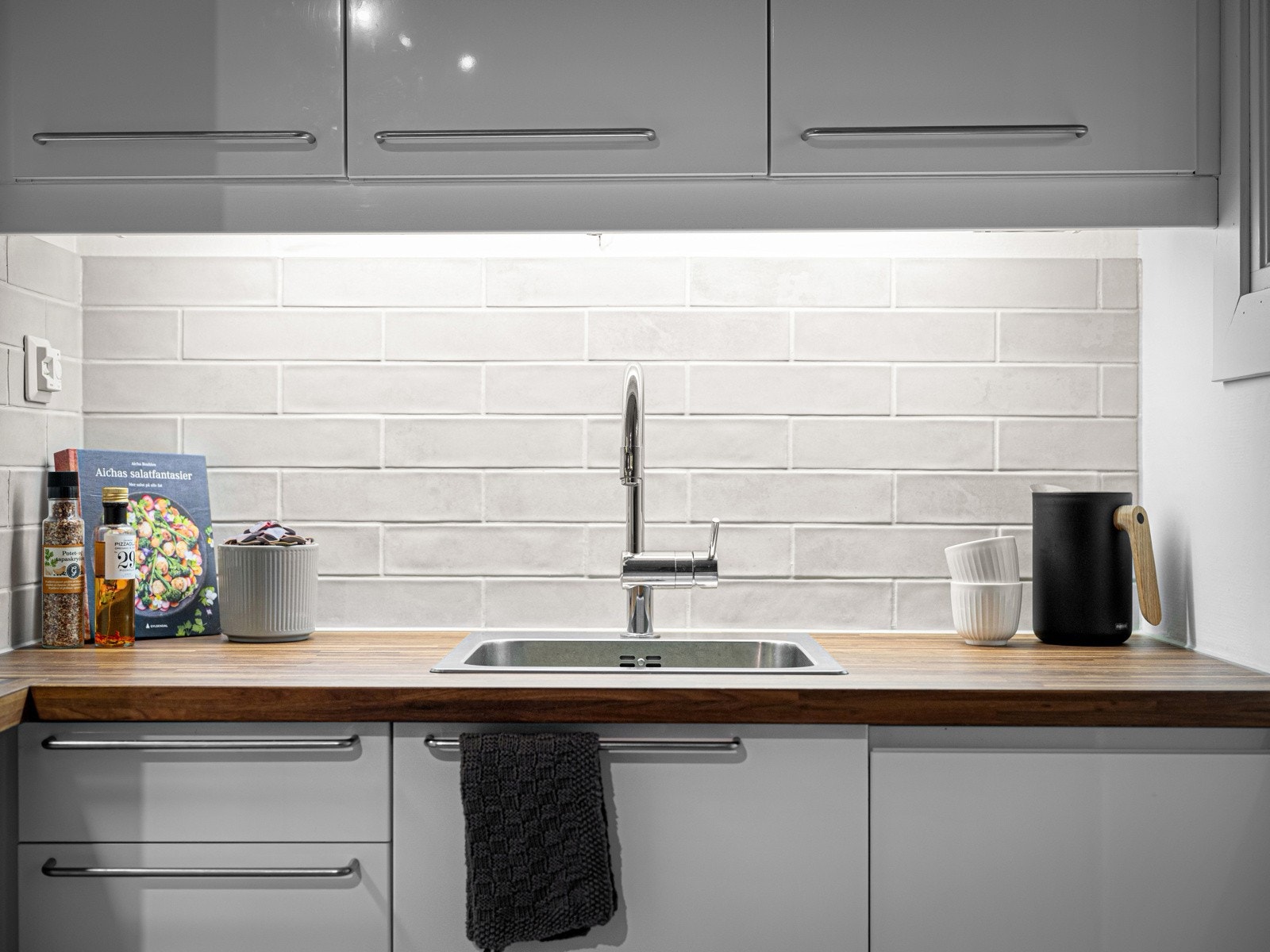 Lys under overskap gir gode arbeidsforhold under matlaging Galleribilde