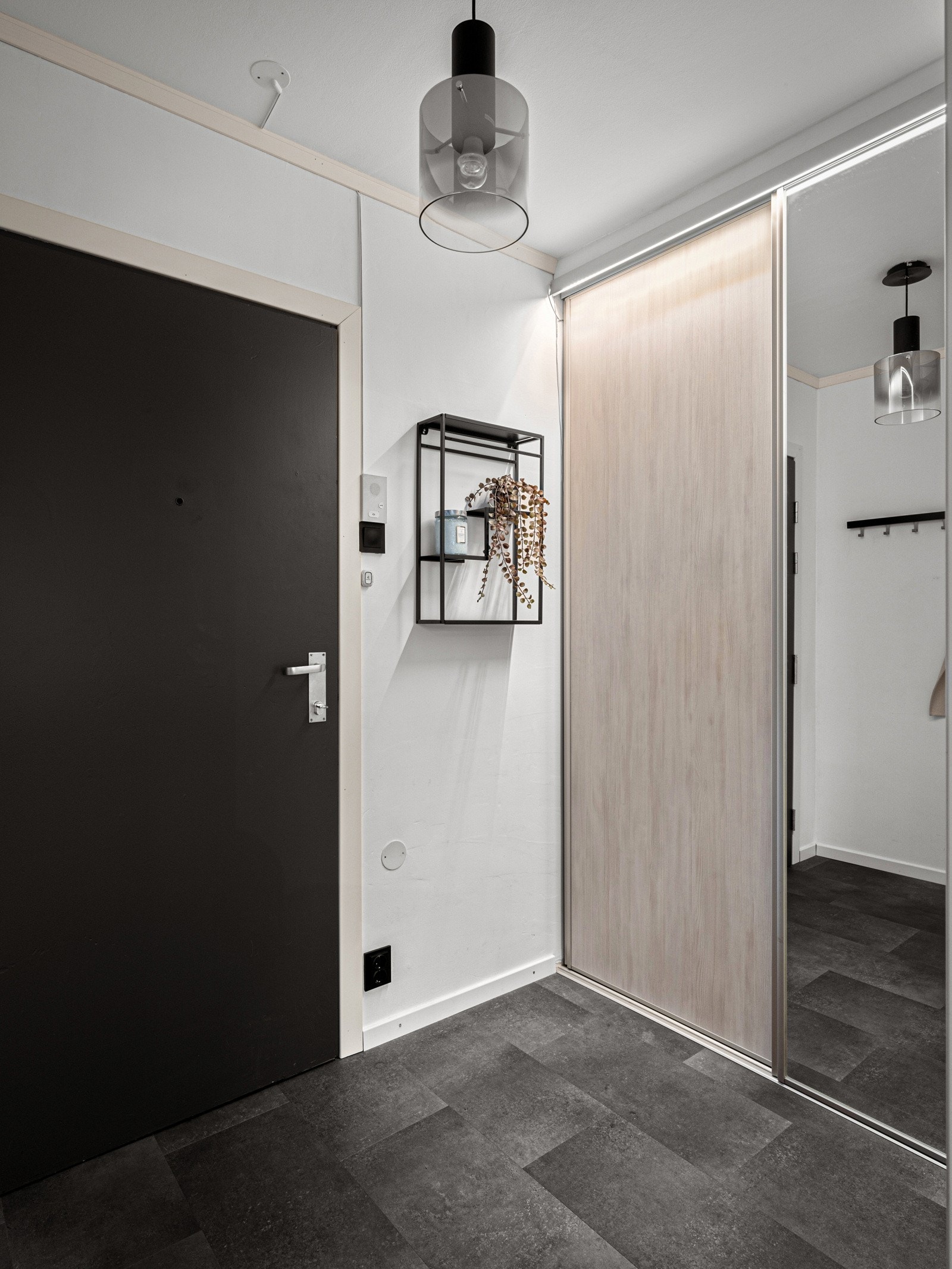 Lys og romslig gang med skyvedørsgarderobe Galleribilde