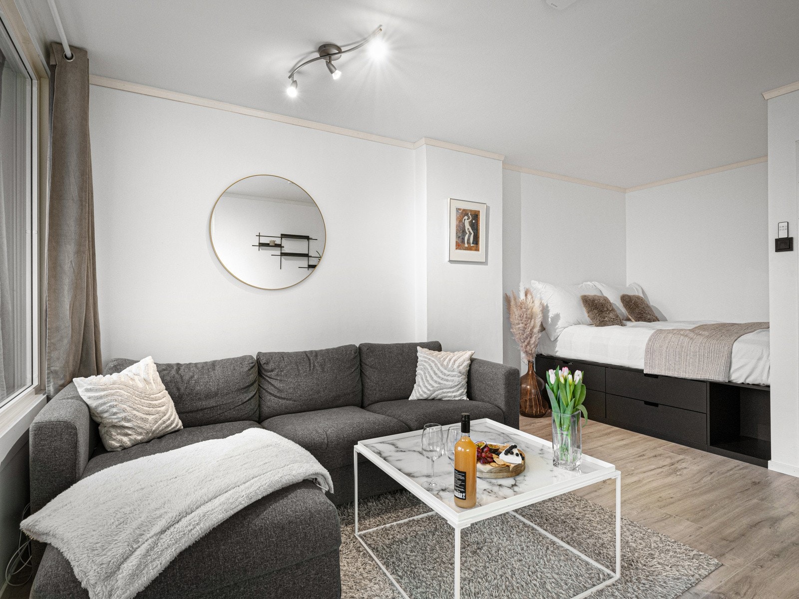 I stuen får du plass til en stor sofagruppe Galleribilde