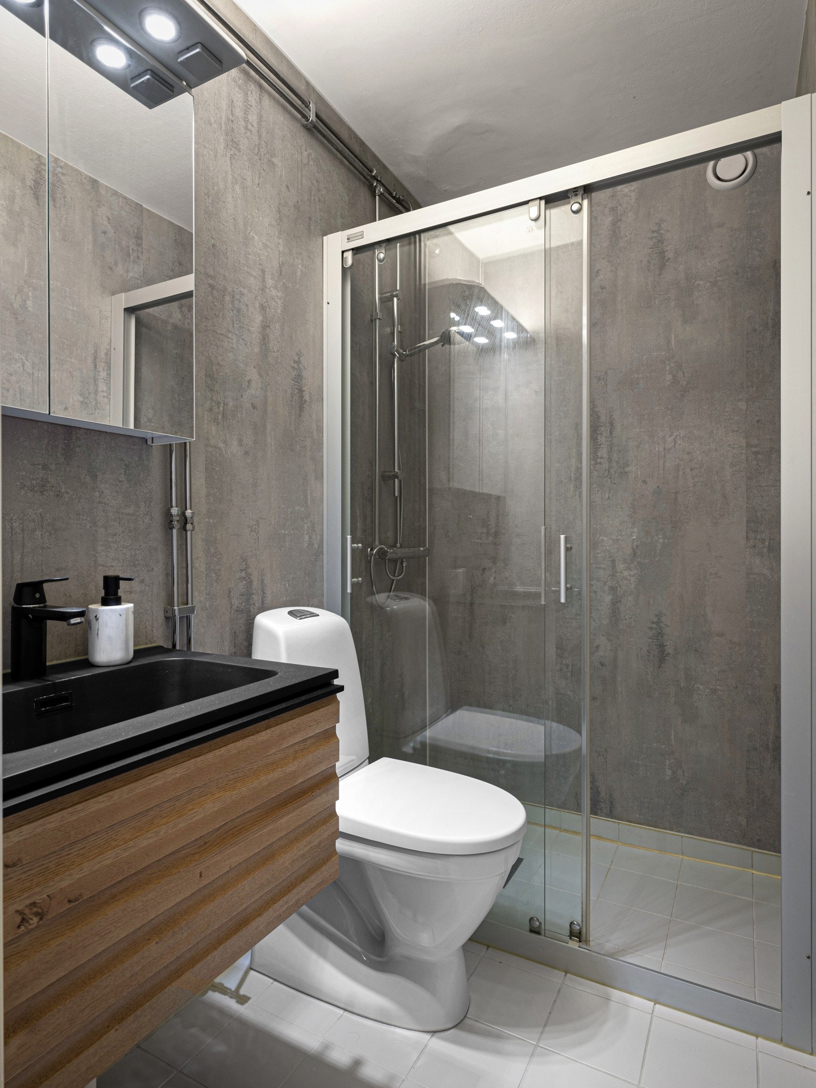 Lekkert bad med nyere innredning Galleribilde