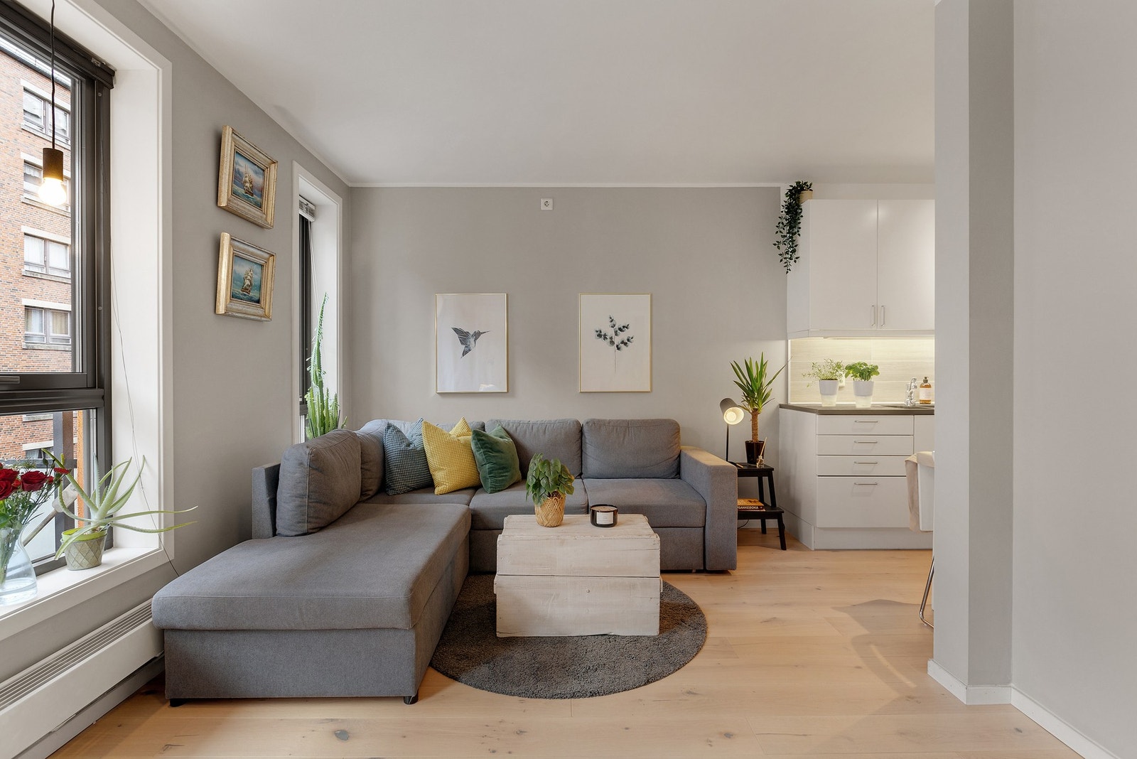 Store vindusflater som slipper inn godt med naturlig lys. Galleribilde