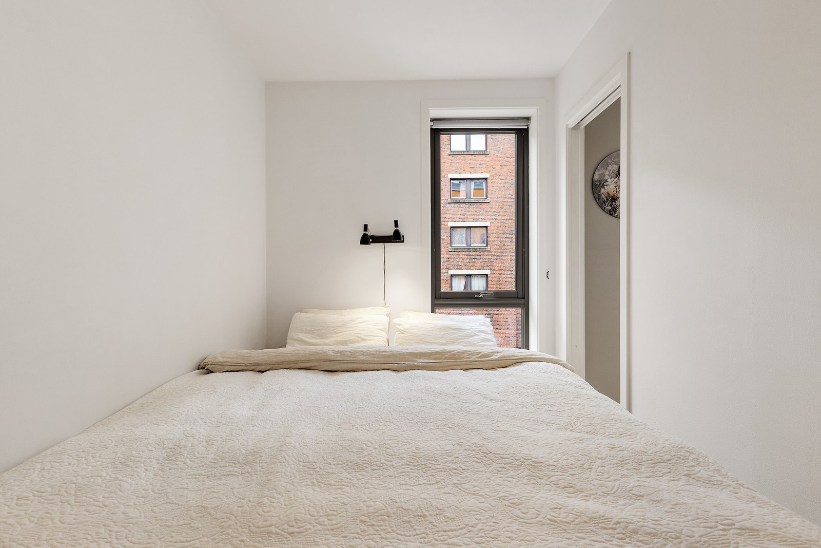 Lyst soverom med plass til dobbeltseng. Galleribilde