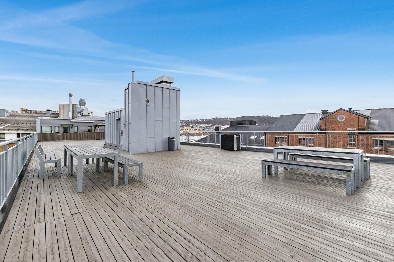 Det er sittegrupper på takterrassen. Galleribilde