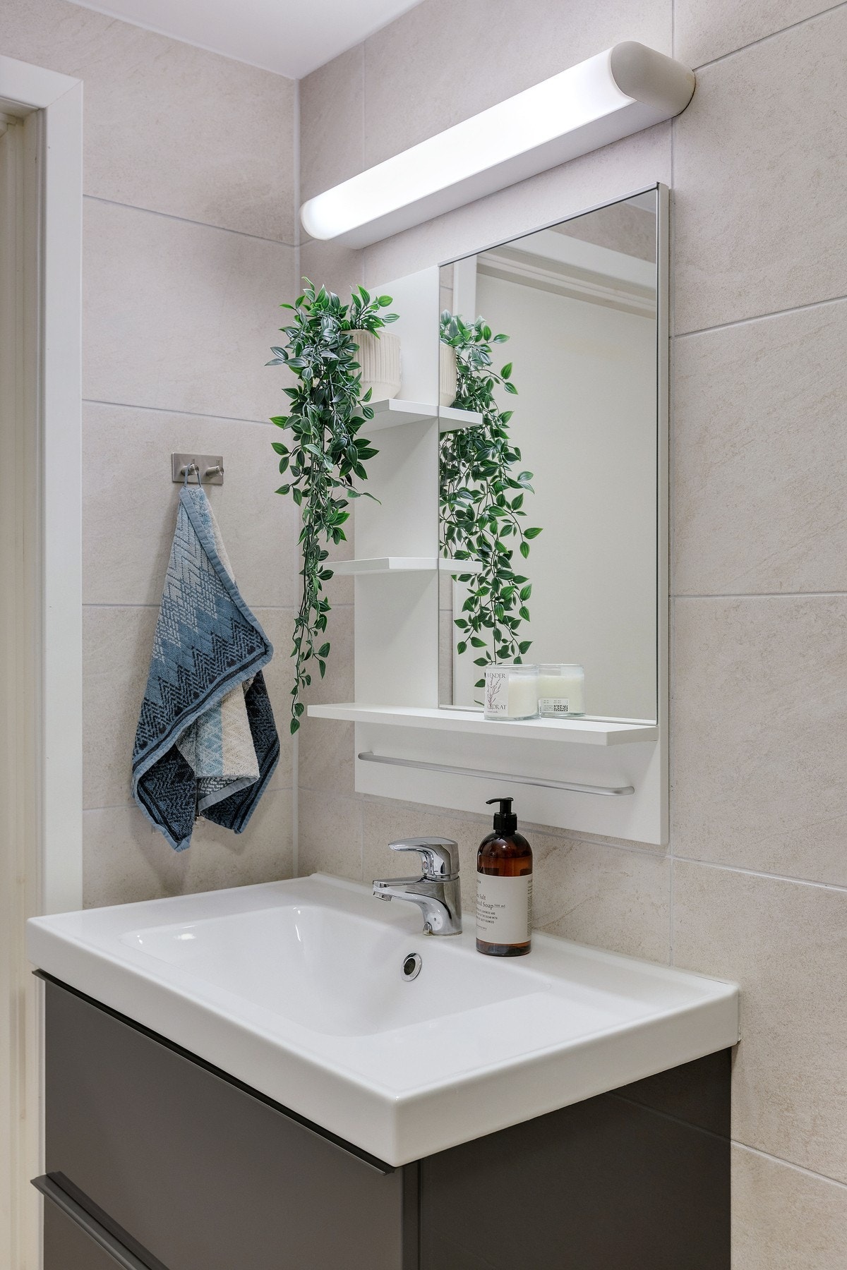 Innredning med vegghengt servant, samt speil med overbelysning. Galleribilde