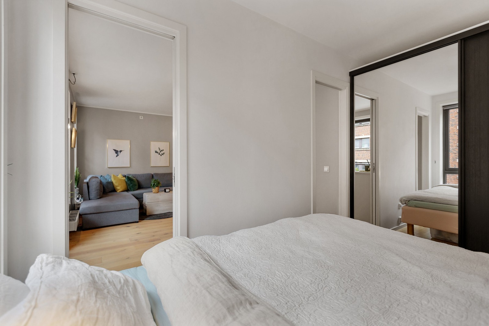 Det medfølger skyvedørsgarderobe med god oppbevaringsplass. Galleribilde