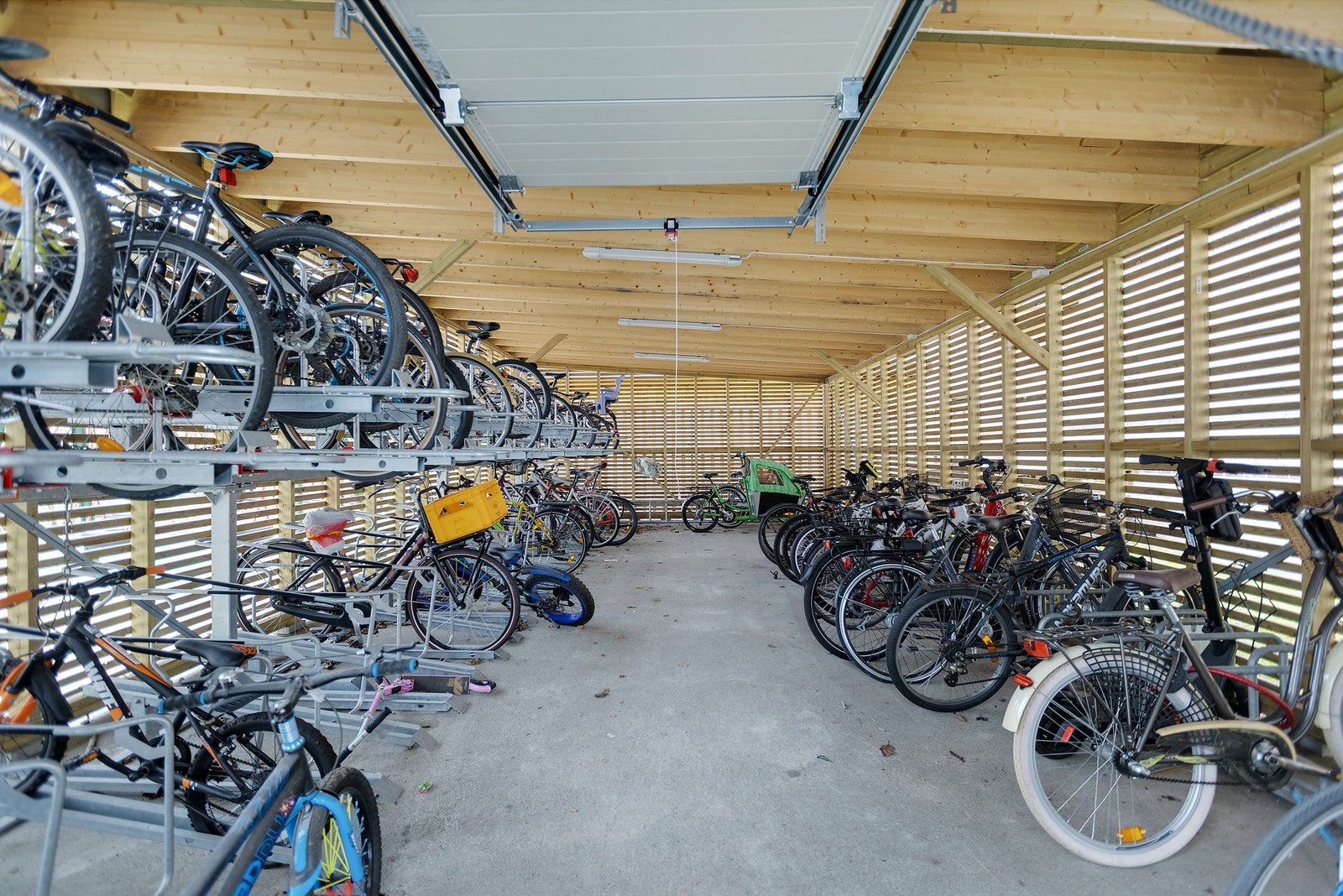 Felles sykkelskur ble oppført i 2023. Galleribilde