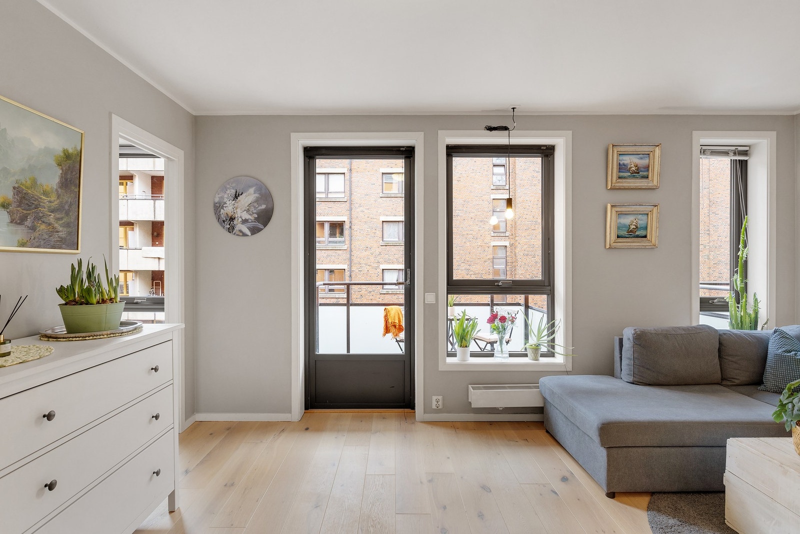 Fra stuen er det utgang til en sørvendt balkong på 4 kvm. Galleribilde