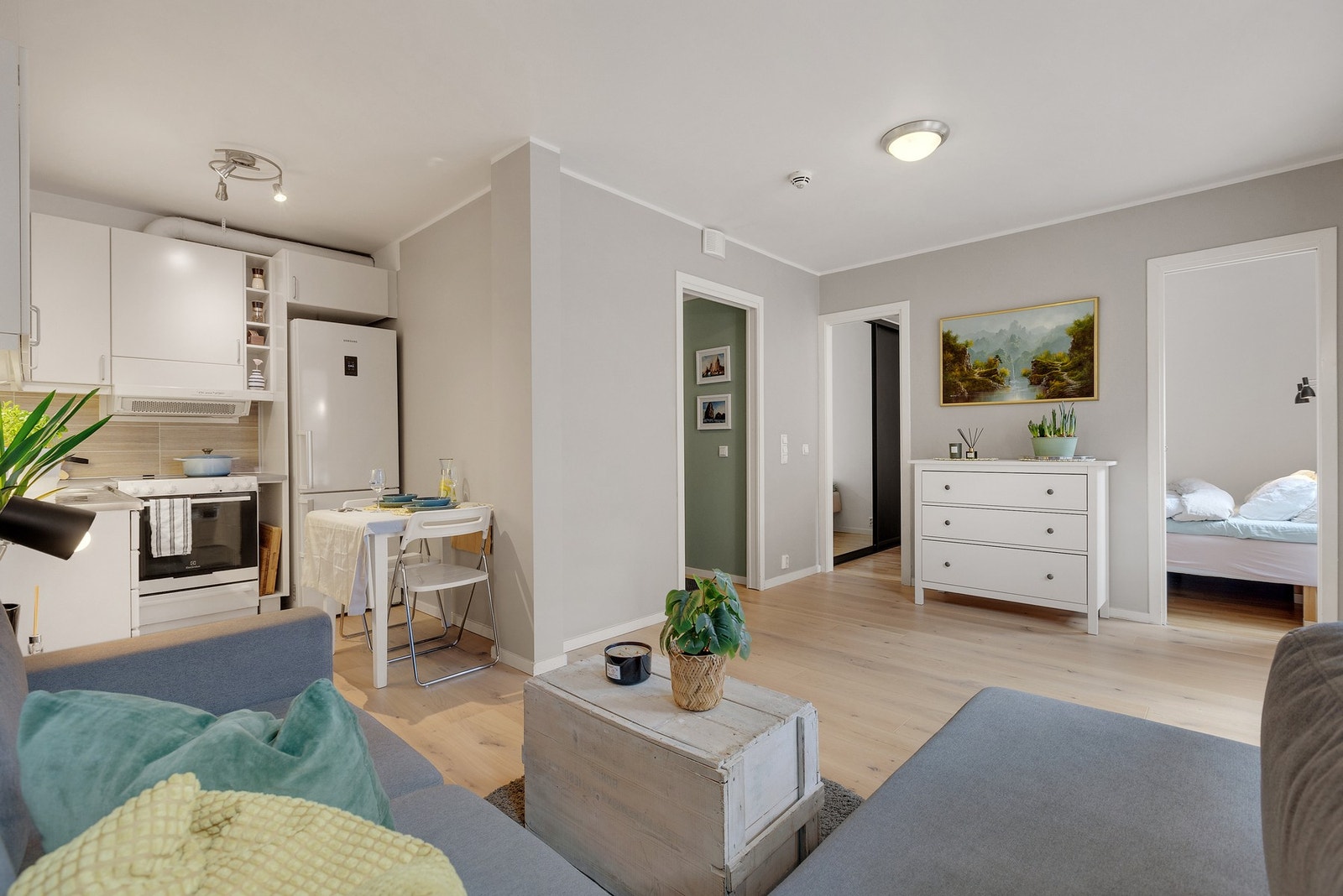 Det er plass til sofaseksjon med tilhørende møblement. Galleribilde