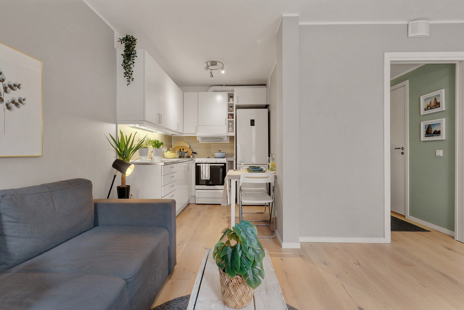 Den åpne stue-/kjøkkenløsningen understøtter leilighetens smarte planløsning. Galleribilde