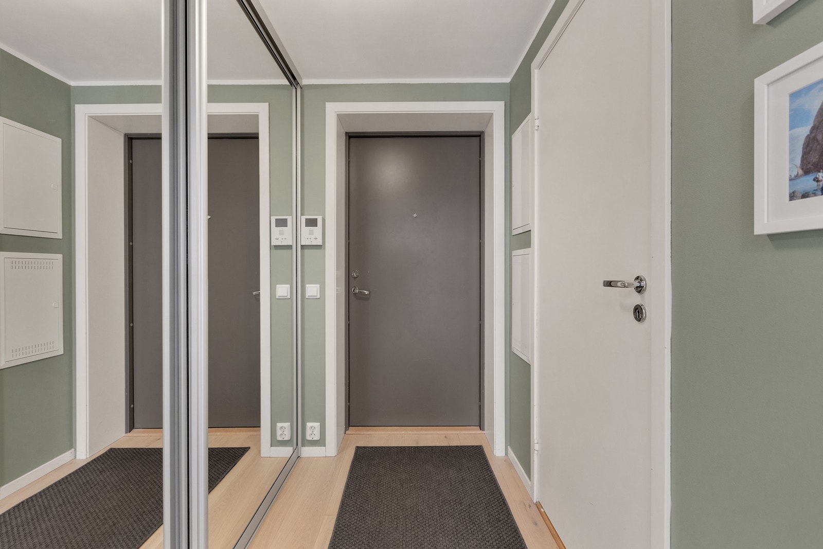 Meget god oppbevaringsplass i skyvedørsgarderoben. Galleribilde