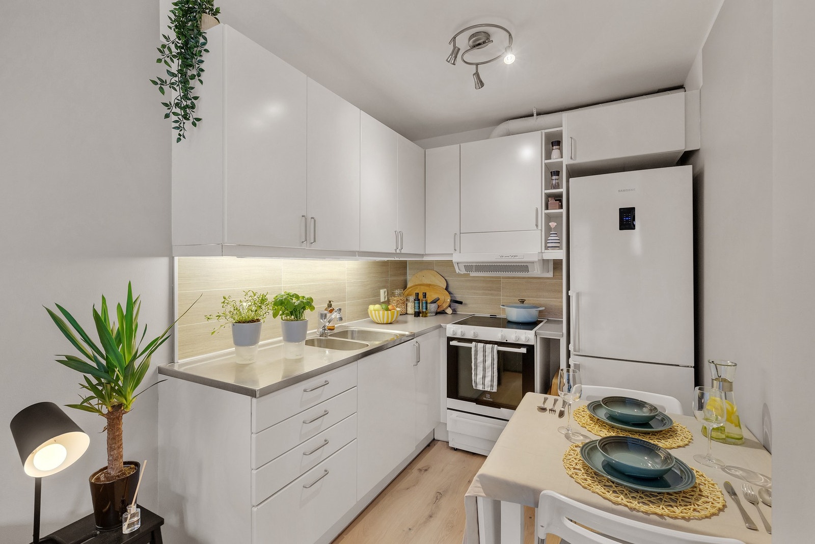 Det er montert benkeskapsbelysning under overskap. Galleribilde