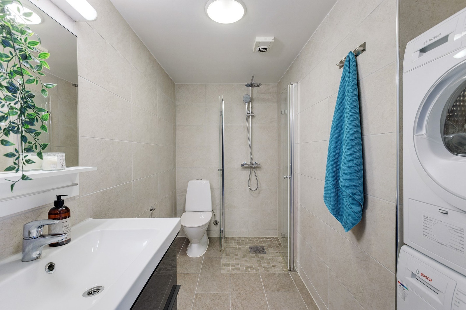 Flott baderom fra byggeår - oppgradert med flis på flis i 2021. Galleribilde