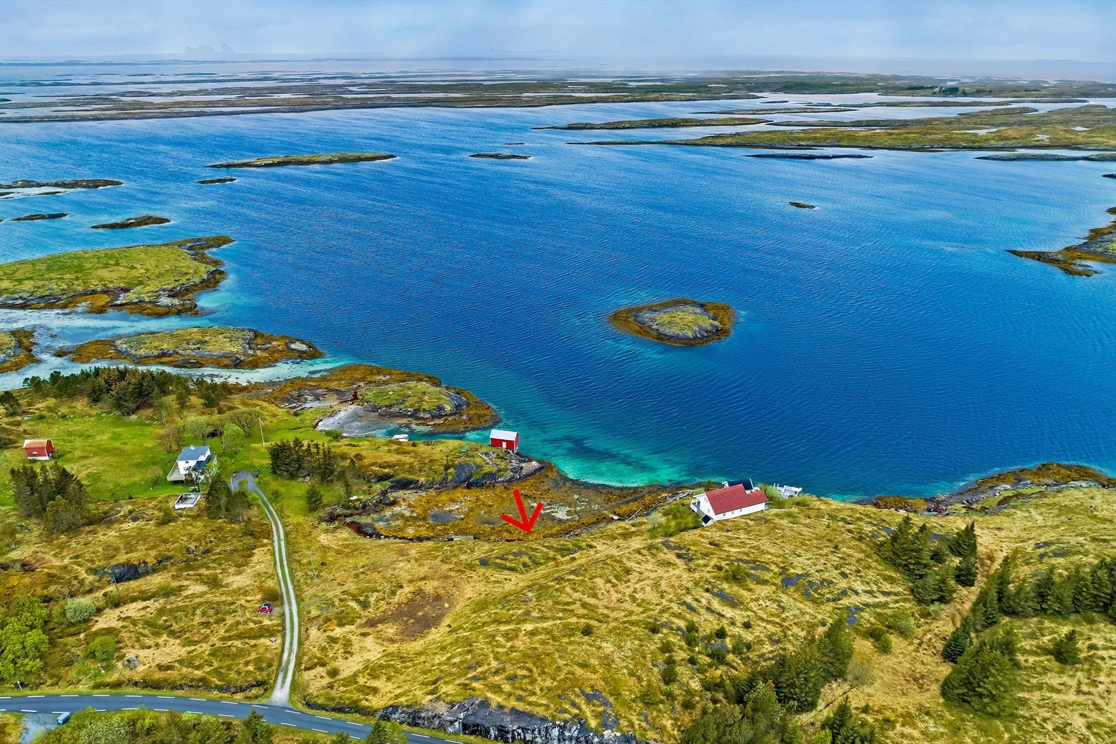 Hyttetomt på Sleneset på Helgelandskysten. Tomten er på 1825,5 m2 og har strandlinje. Galleribilde
