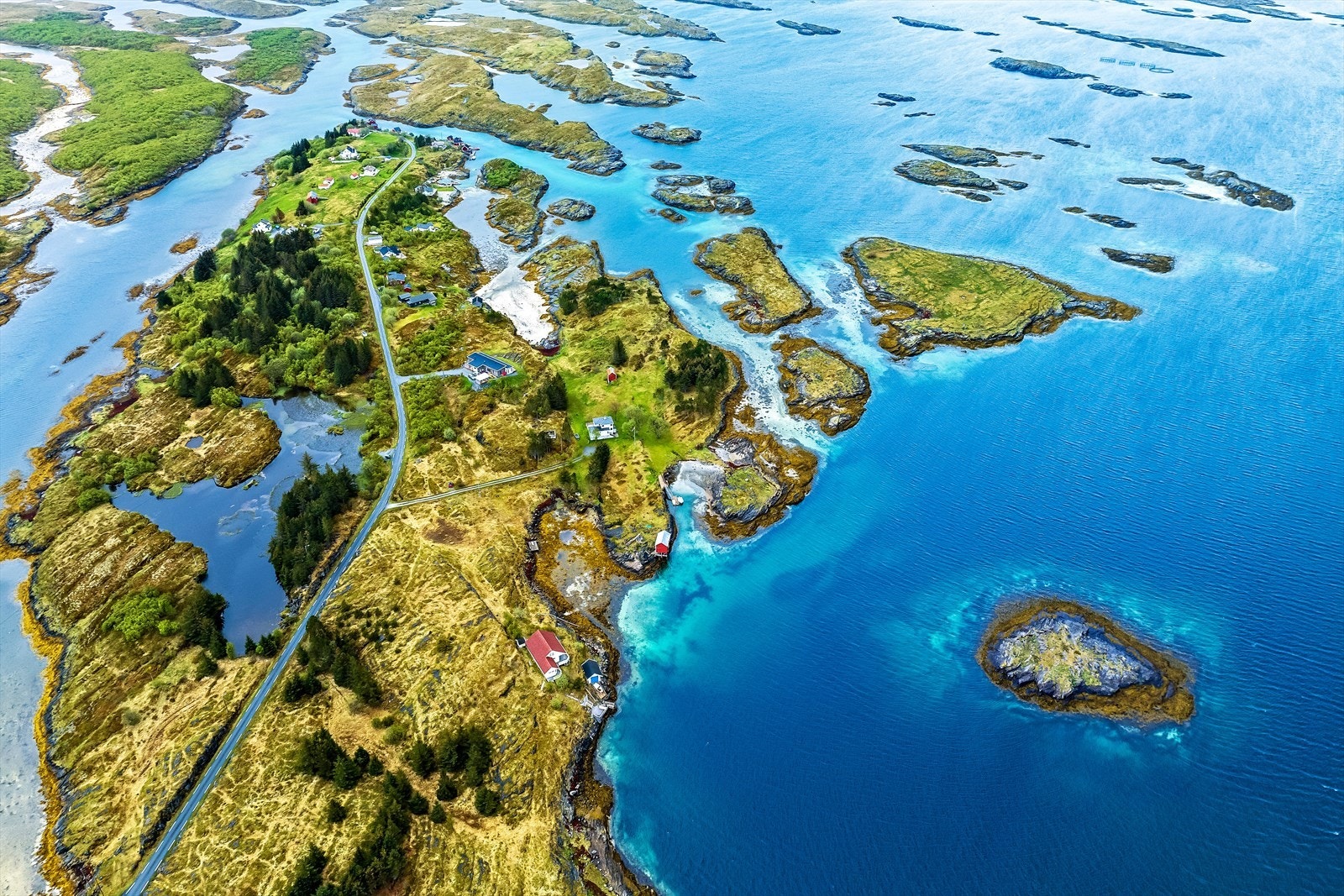 Solværøyene består av rundt 1800 øyer, holmer og skjær. Galleribilde