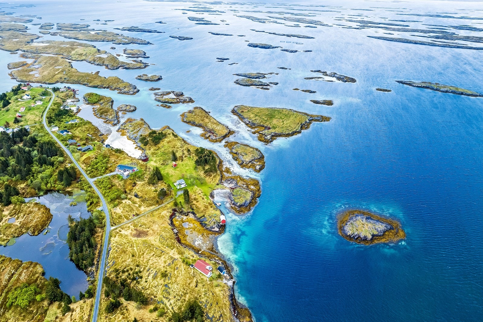 Havområdet rundt Sleneset og Solværøyene egner seg for kajakk- og havpadling. Galleribilde