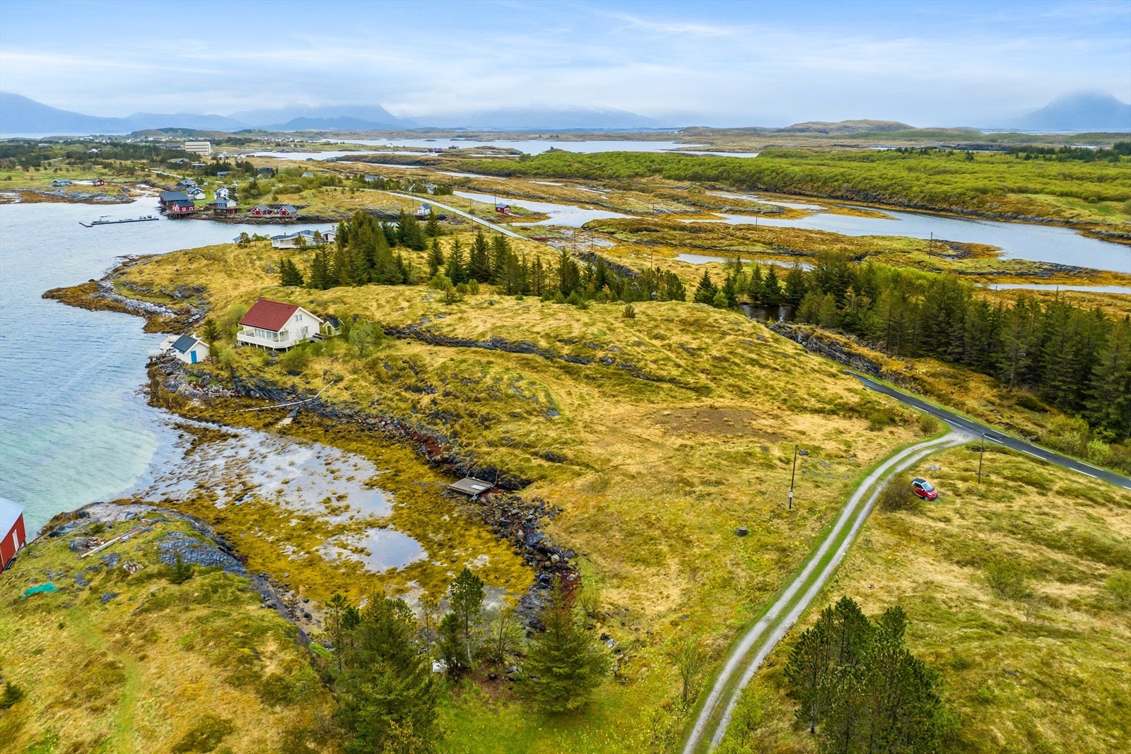 Du kommer til Sleneset med hurtigbåt eller ferge fra Stokkvågen.
Det går også hurtigbåt fra Tonnes. Galleribilde