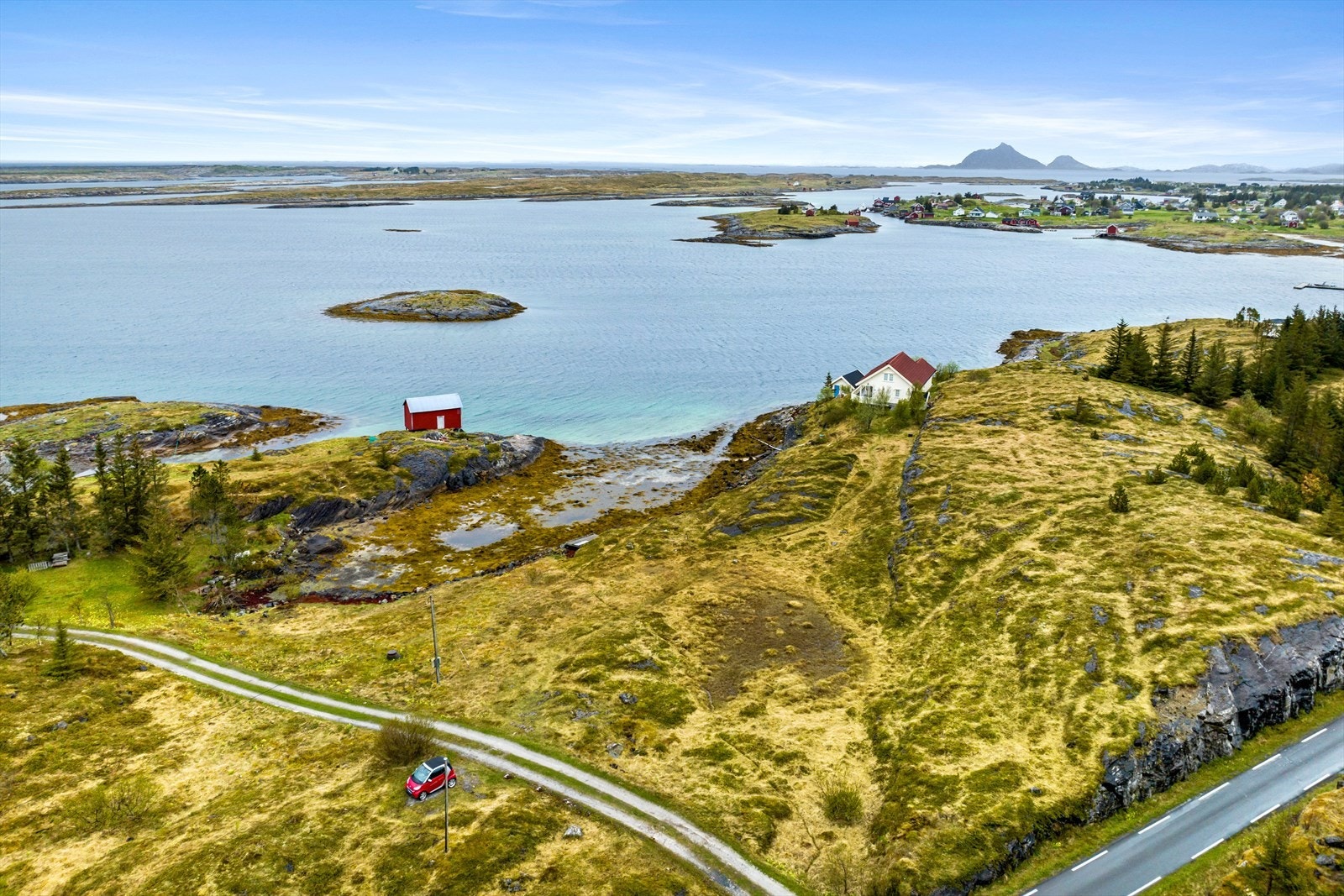 Lett tilgjengelig adkomst via sti, ca. 50 meter fra offentlig vei. Galleribilde