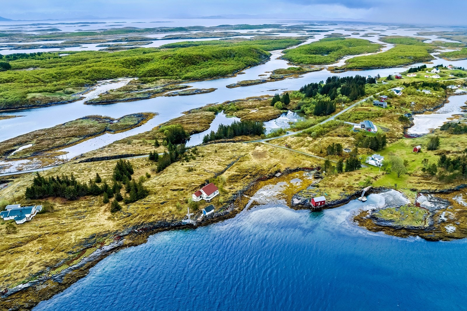Øygruppen har et rikt og variert dyre- og fugleliv: Havørn, ender, gås, oter og sel er noen av artene. Galleribilde